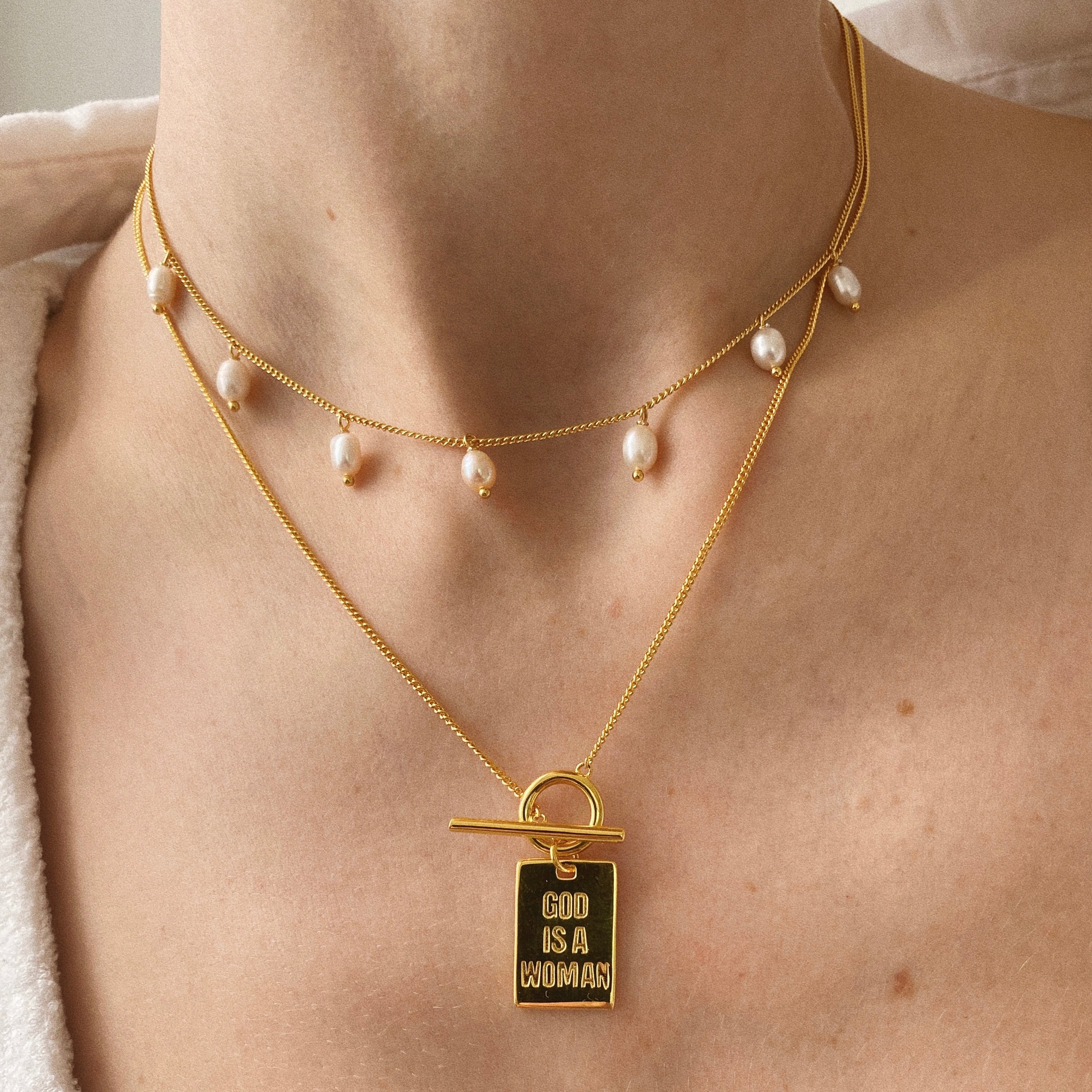 Halskette God Is A Woman